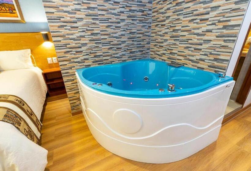 سوئیت با وان آب گرم, Pacific Palace
