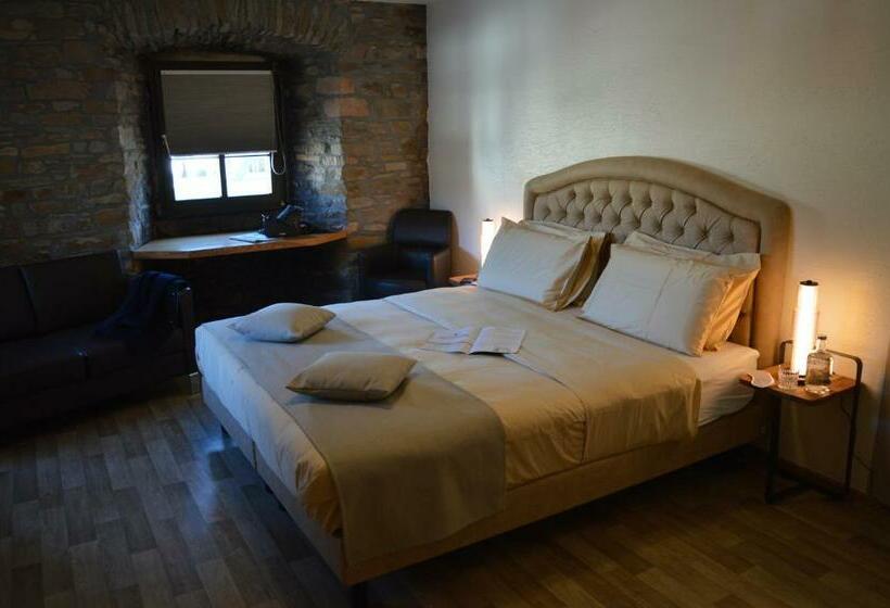 Номер Deluxe, Schmiede