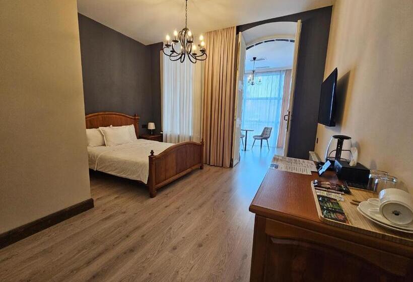 سوئیت با تخت بزرگ, Aratta Royal