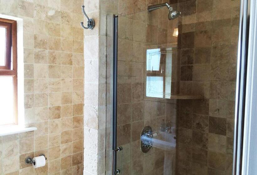 اتاق لوکس سه تخته, Wild Atlantic Breeze Guesthouse