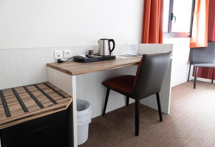 Четырехместный Номер Superior, Brit Hotel Confort Saint Lô