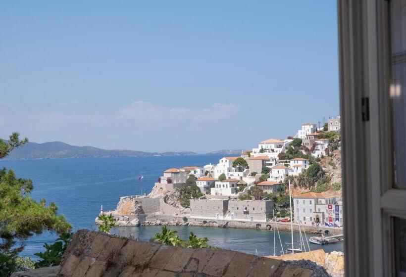سوییت جونیور با چشم‌انداز دریا, Hydra