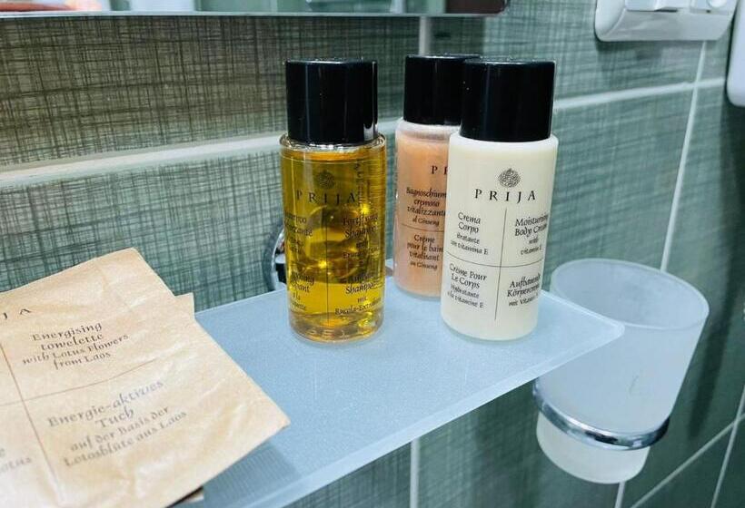اتاق خانوادگی, Aura Boutique