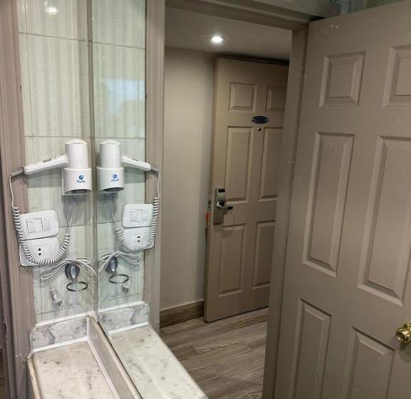 اتاق استاندارد سه نفره, Gawharet Alahram Bed Room