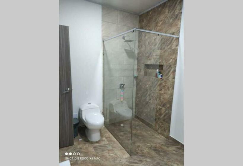 اتاق لوکس, Quinta Shaddai Melgar