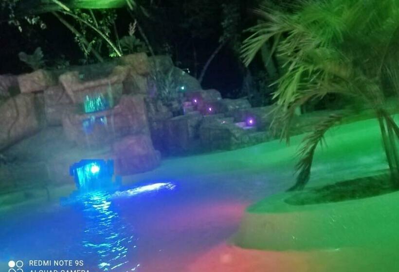 اتاق لوکس, Quinta Shaddai Melgar