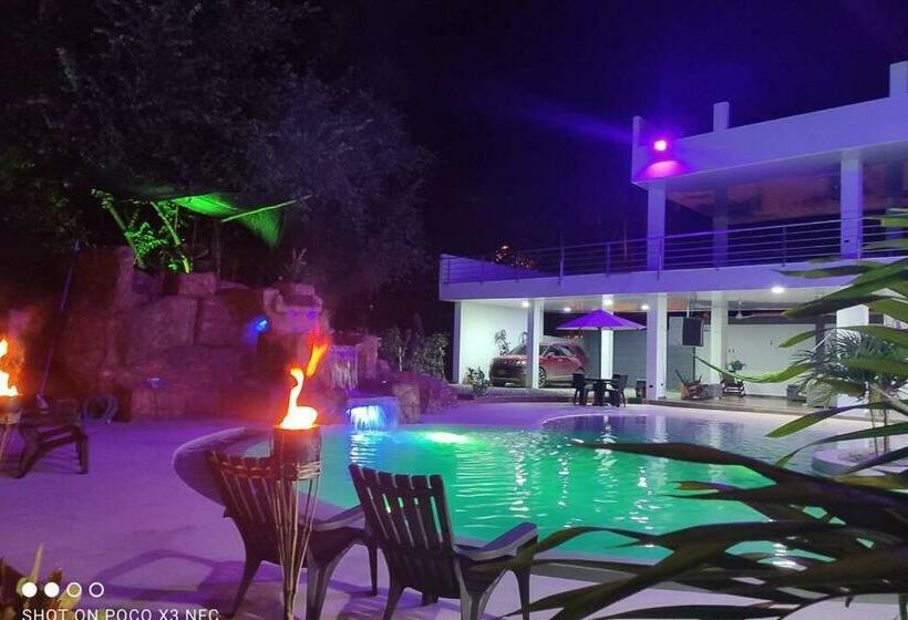 اتاق لوکس, Quinta Shaddai Melgar