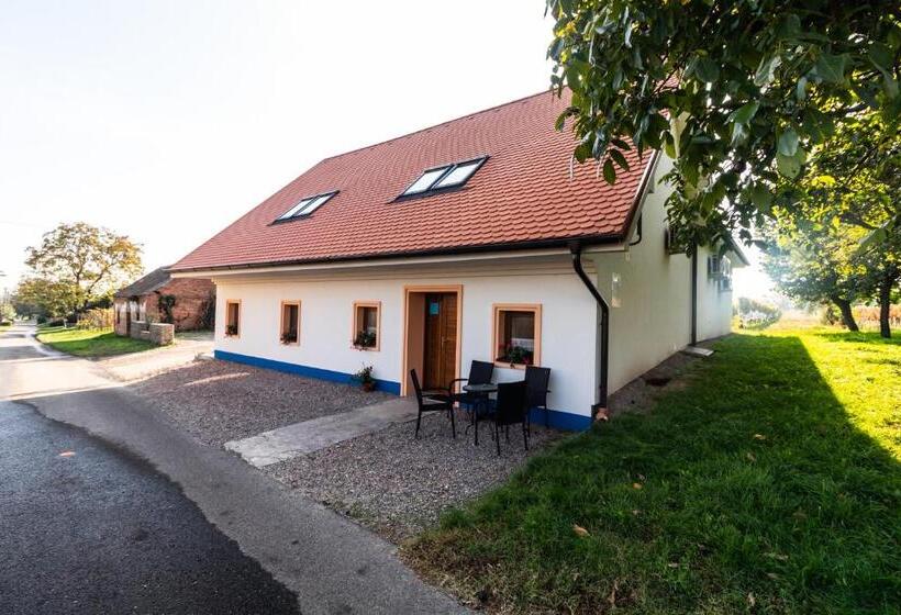 Номер Стандарт Трехместный, Vinařství Výmola
