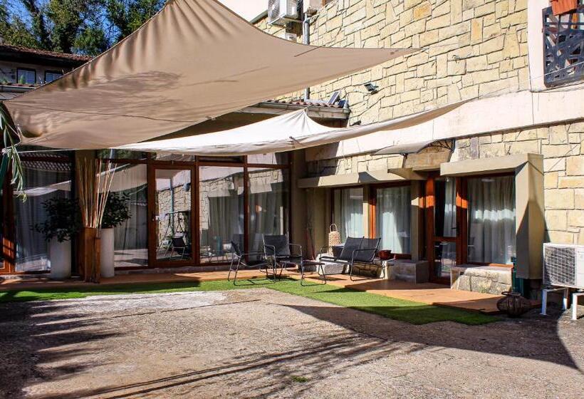 استودیوی سوپریور, R34 Boutique Guest House