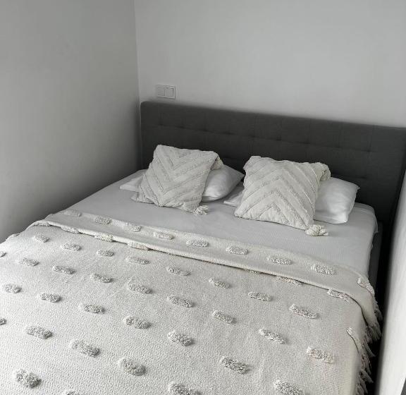 اتاق اکونومی, Izabelės Apartamentai