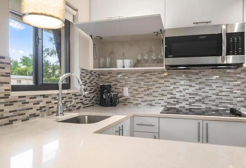 آپارتمان لوکس 1 خوابه, Alani Bay Condos