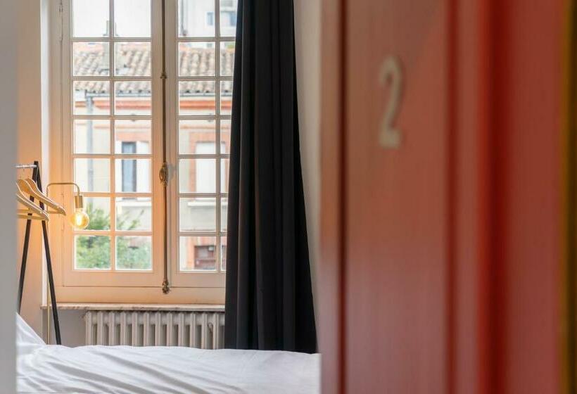 Номер Стандарт, Hôtel Une Chambre En Ville