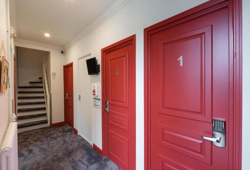 Номер Стандарт, Hôtel Une Chambre En Ville