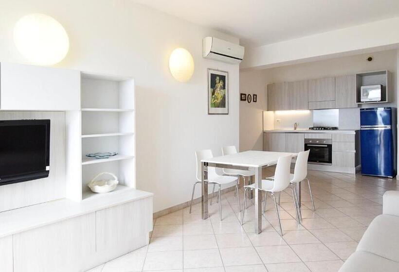 آپارتمان 1 خوابه با چشم‌انداز دریا, Capri & Residence
