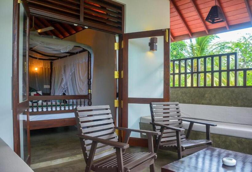 Трехместный Номер Стандарт Вид на Бассейн, Goyambokka Guesthouse