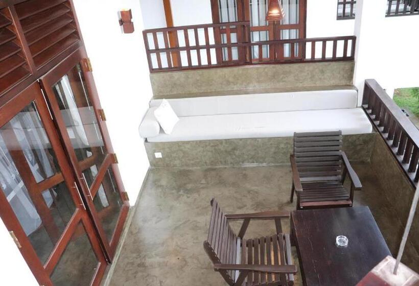 Трехместный Номер Стандарт Вид на Бассейн, Goyambokka Guesthouse