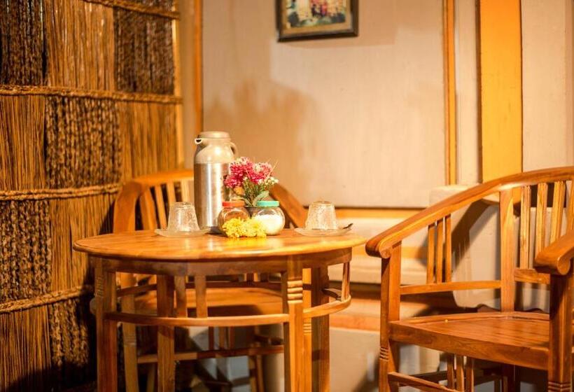 이코노미 룸, Kamar Suci House