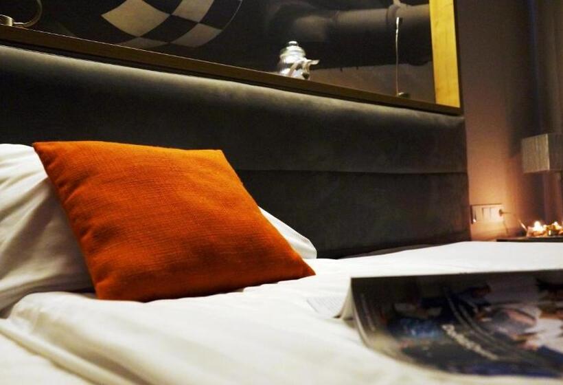 Quarto Deluxe, Forza