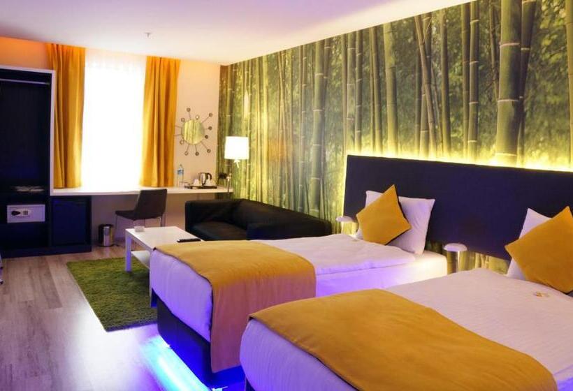 آپارتمان یک خوابه با دری مشترک که هال را جدا می کند., Tempo Suites Airport