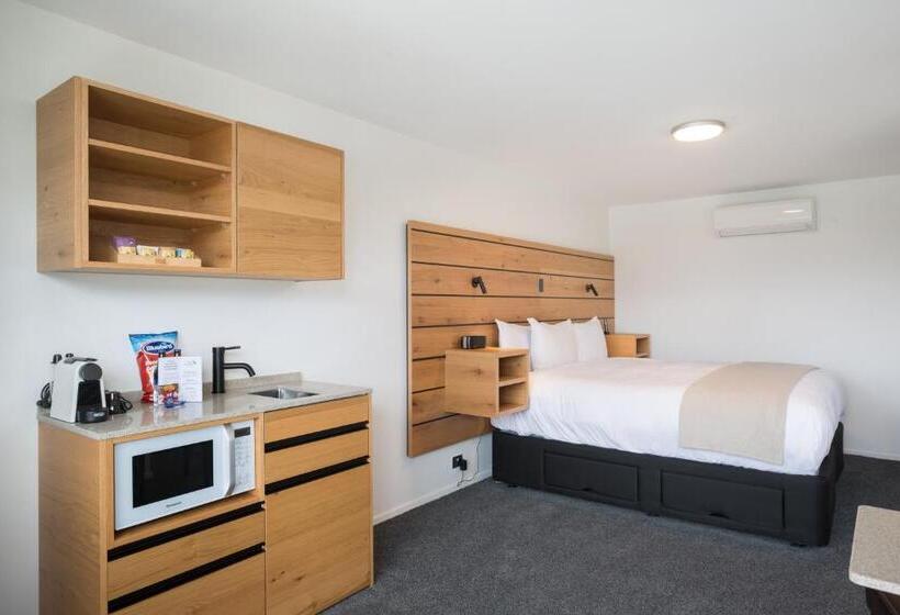 Standard studio with lake view, Lomond Lodge Motel & Apartments