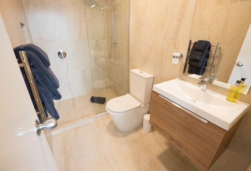 Standard studio with lake view, Lomond Lodge Motel & Apartments