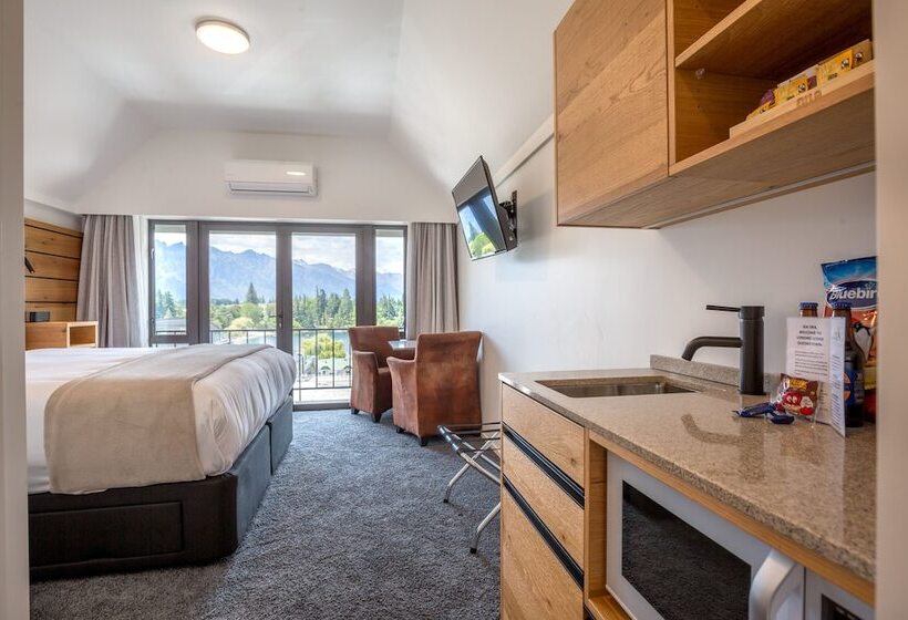 Standard studio with lake view, Lomond Lodge Motel & Apartments
