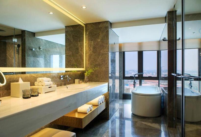 Club Room King Bed, Renaissance Beijing Wangfujing