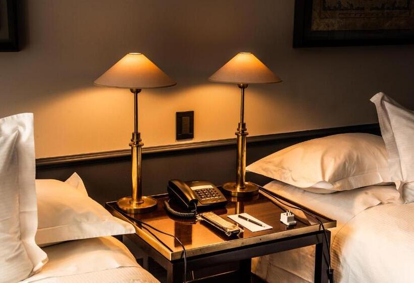 اتاق استاندارد برای معلولان, The Singular Santiago