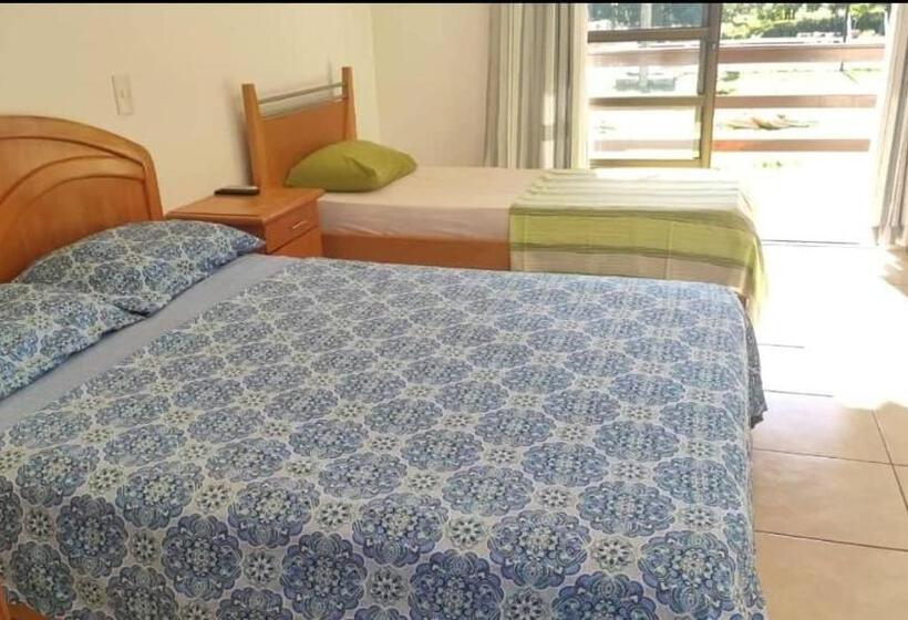스탠다드 트리플 룸, Park Golf Hostel Ipelandia