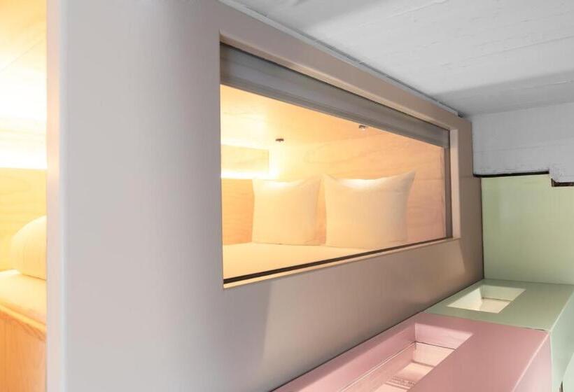 Standard Room Shared Bathroom, Volks