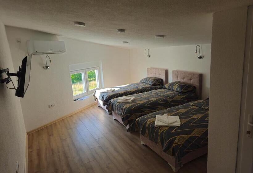اتاق ساده سه‌ نفره, Apartmani Bjelasica