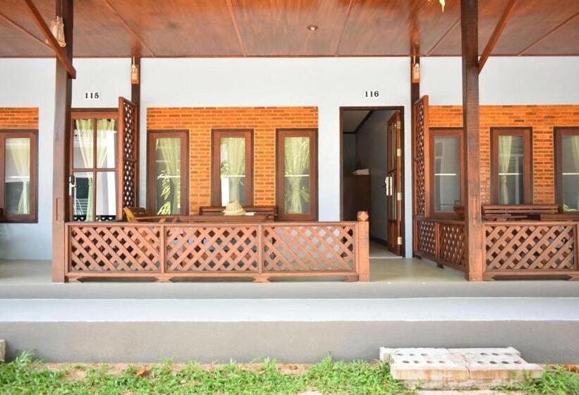 스탠다드 트리플 룸, Sairee Hut Resort Koh Tao