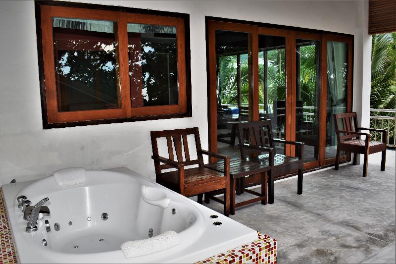 풀장 전망 디럭스 룸, Sairee Hut Resort Koh Tao