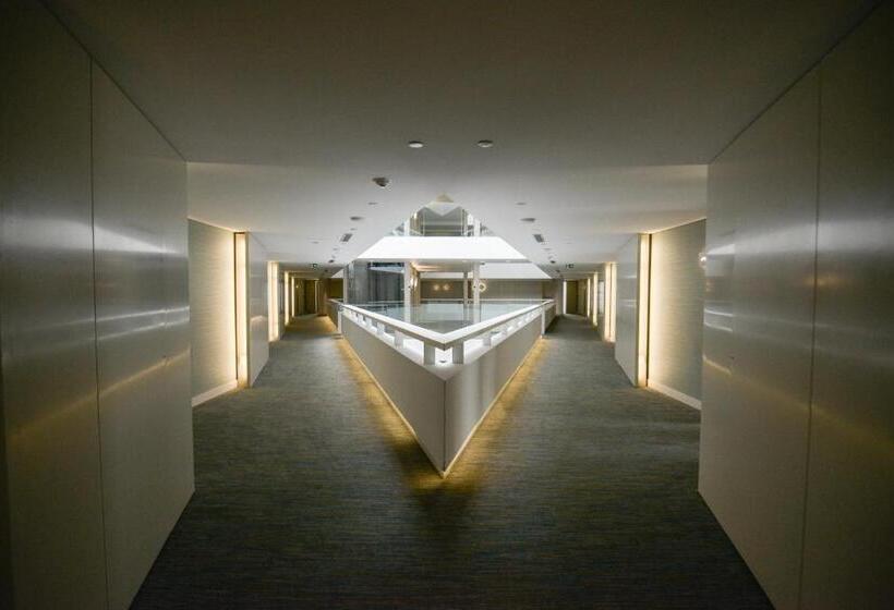 اتاق اساندارد با چشم‌انداز جانبی به دریا, The Grand