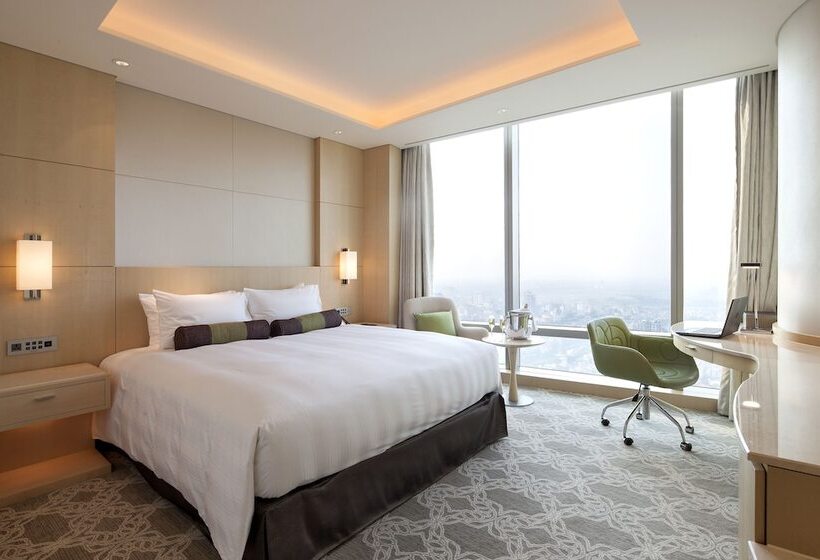 Club Room King Bed, Lotte Hotel Hanoi