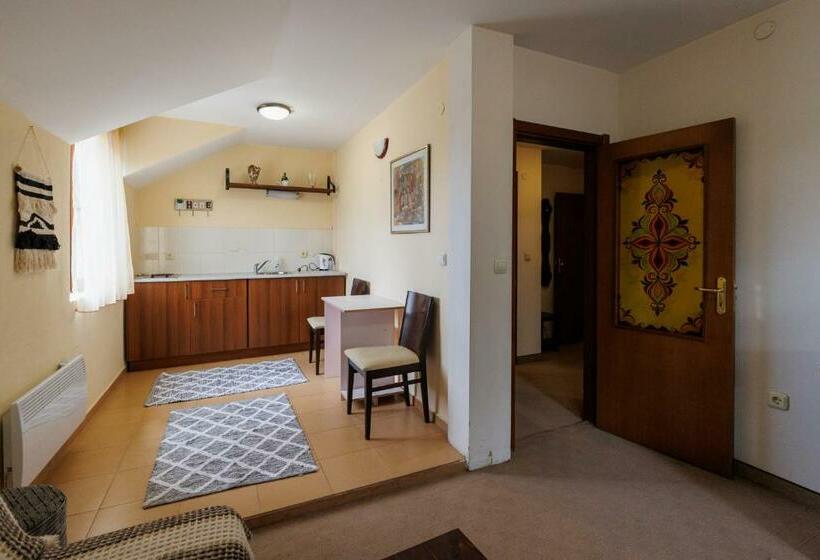 Family Suite, конна база и къща за гости дворене