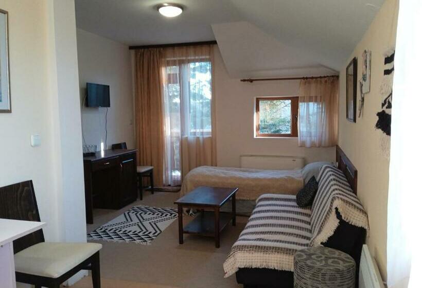 Family Suite, конна база и къща за гости дворене