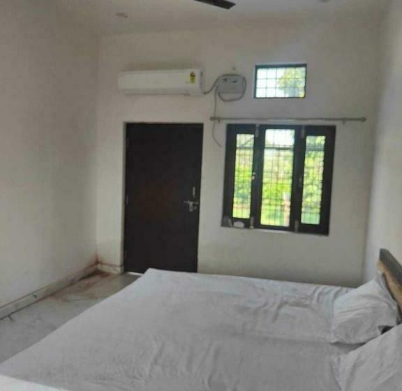 Трехместный Номер Классика, Oyo 70136 Vrinda Inn