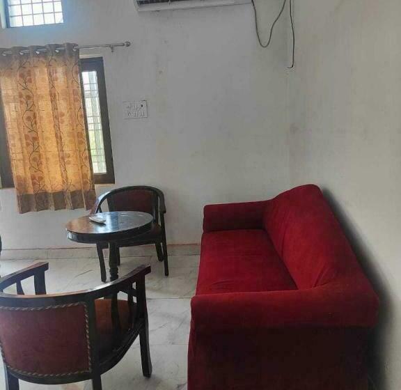 Трехместный Номер Классика, Oyo 70136 Vrinda Inn