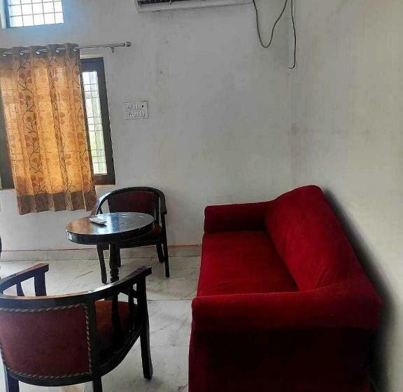 Трехместный Номер Классика, Oyo 70136 Vrinda Inn