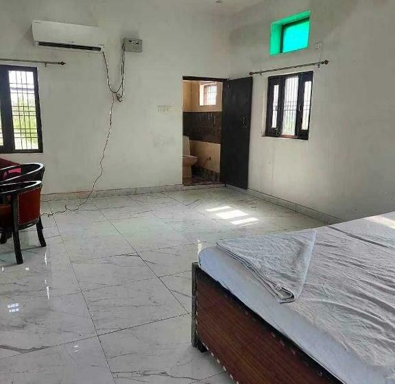 Трехместный Номер Классика, Oyo 70136 Vrinda Inn