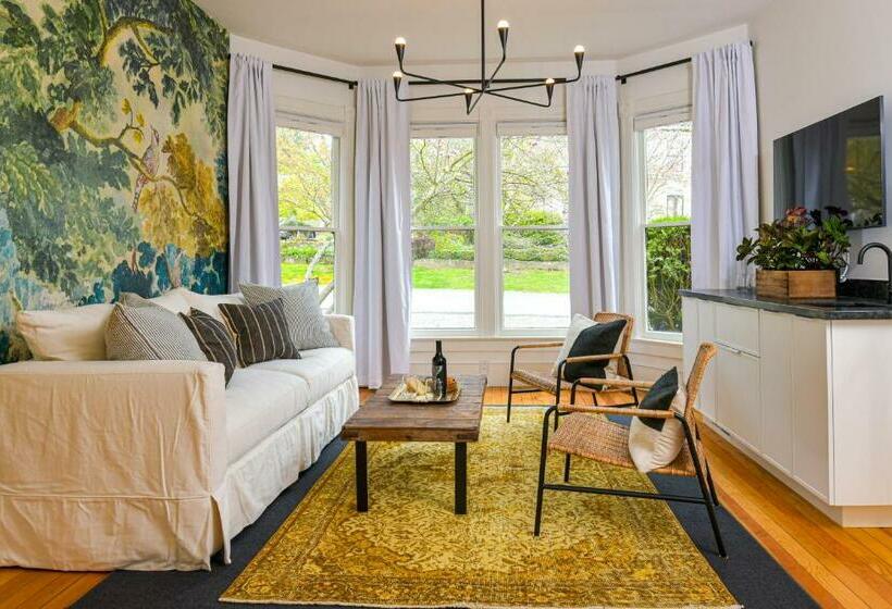 Deluxe Suite King Bed, Kubli Haus