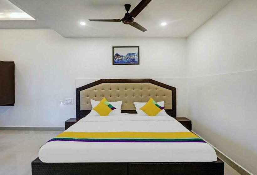 Номер Стандарт, Itsy Hotels Regalia Grand, 500 Mtrs From Madikeri Fort