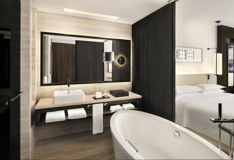 Номер Клуб Кровать Кинг, Sheraton Grand Hotel, Dubai