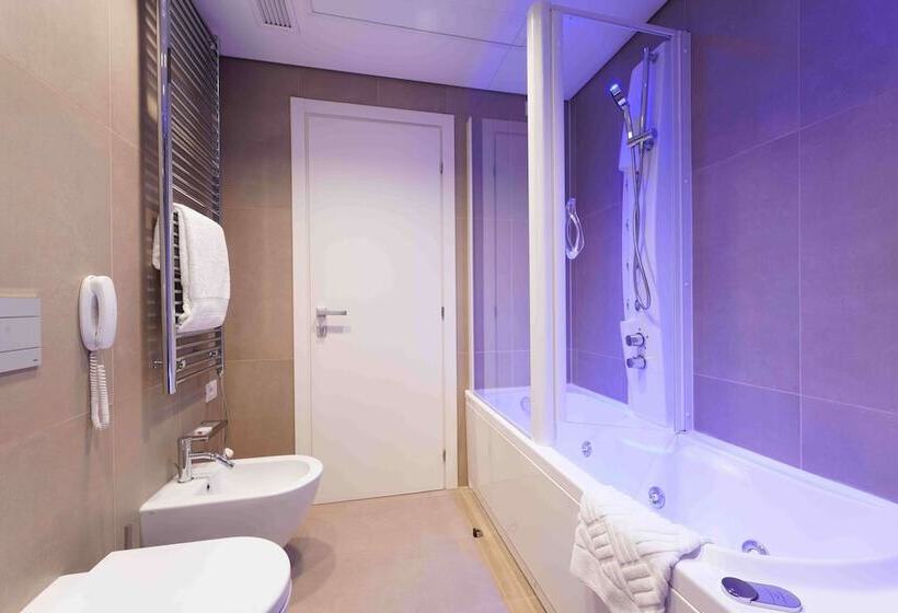 Люкс Кровать Кинг, Doubletree By Hilton Hotel Yerevan City Centre