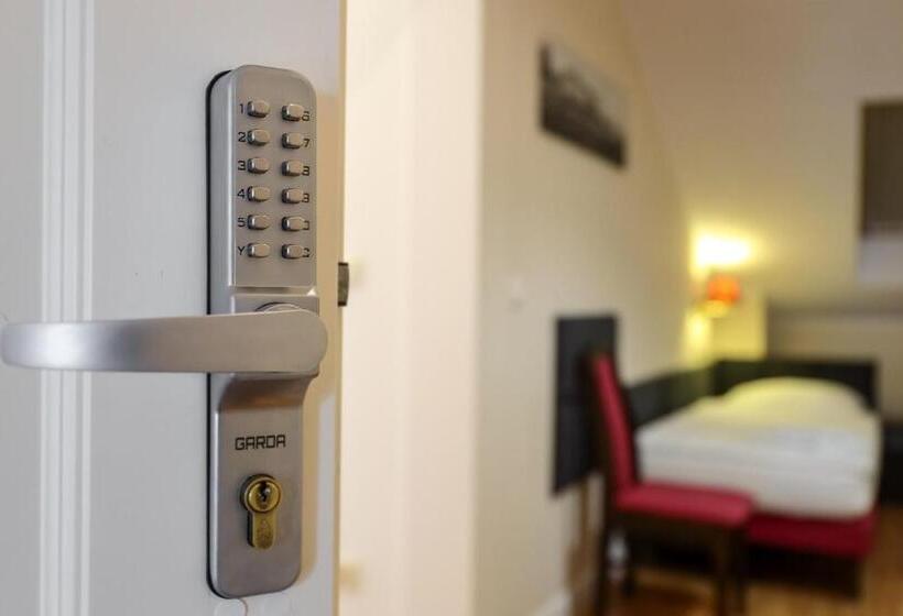 Четырехместный Номер Стандарт, Dworek Różany Hotel & Restauracja