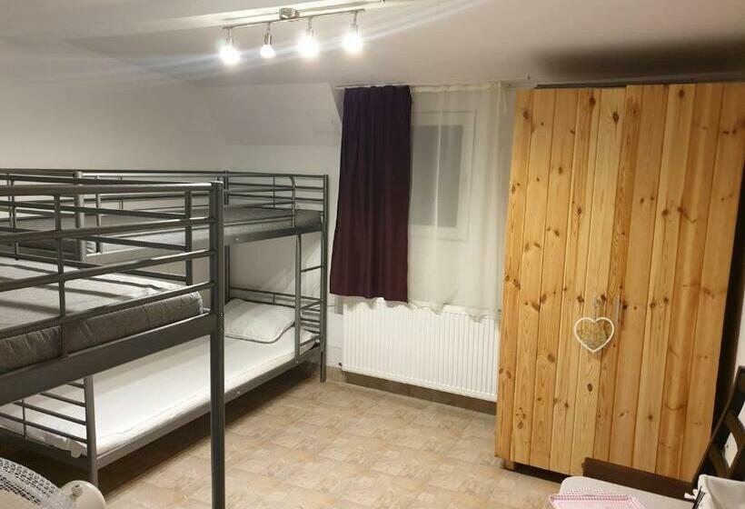 Четырехместный Номер Стандарт Вид на Сад, Hobby Land Ranch Horse S Barn Guesthouse