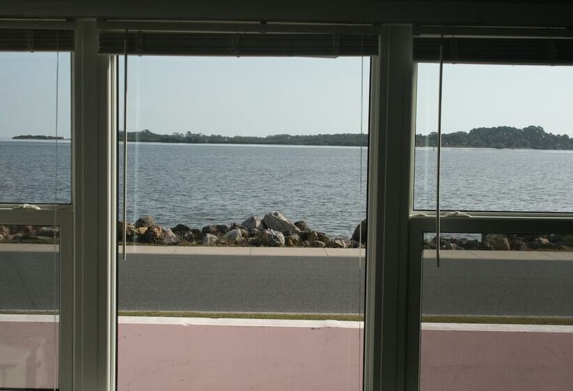 Королевский Номер, Beach Front Motel Cedar Key