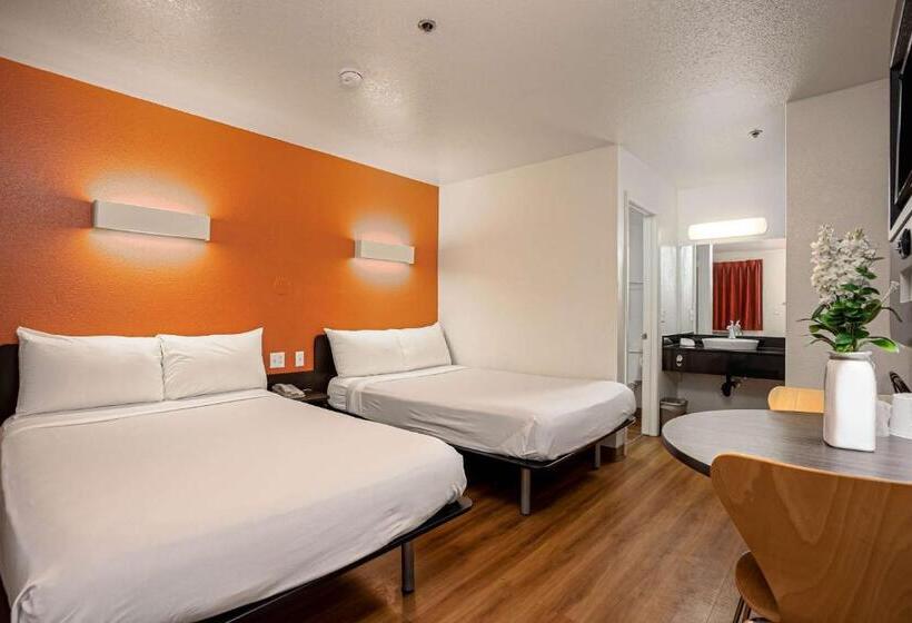 4인용 스탠다드 룸, Motel 6temecula, Ca  Historic Old Town