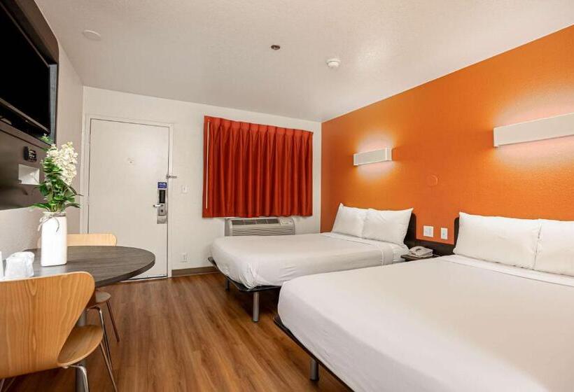 Quarto Quádruplo Estandar, Motel 6temecula, Ca  Historic Old Town